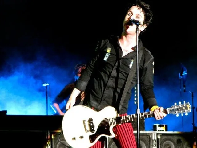 Green Day Basket Case: Un Autentico Himno de Locura Punk 3 Billie Joe Armstrong en concierto tocando la canción de green day basket case