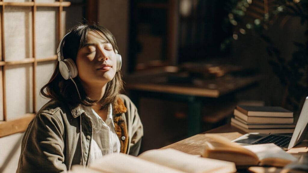 Estudiante concentrado escuchando música para relajarse