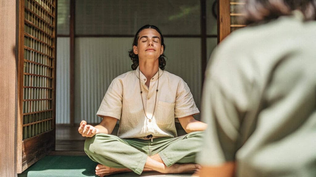 Persona meditando con música relajante