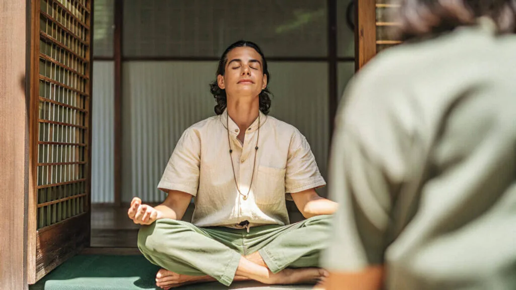 Música para Relajarse de Uso Gratuito Sin Copyright (2025) 10 Persona meditando con música relajante