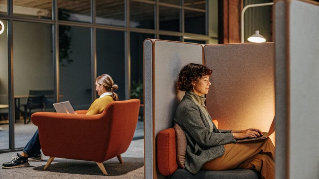 Profesional trabajando con música ambiente tranquila